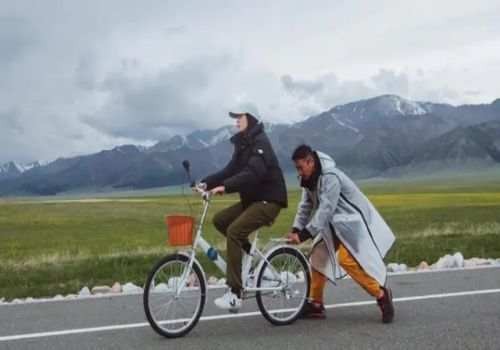 参与庭审的证人还能作证吗？